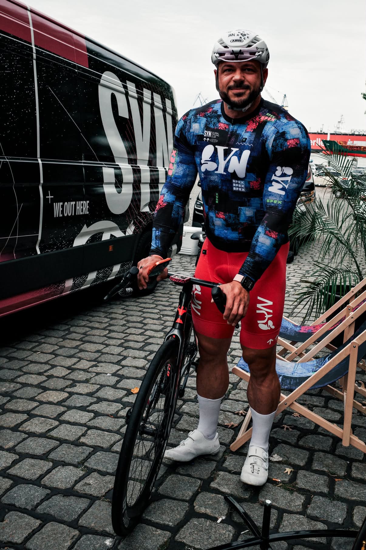 Ich mit meinem Rennrad vor dem Van